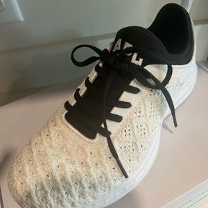 Never worn Size 11 APL Techloom Phantom 

Color: Metallic Pearl/White/Black